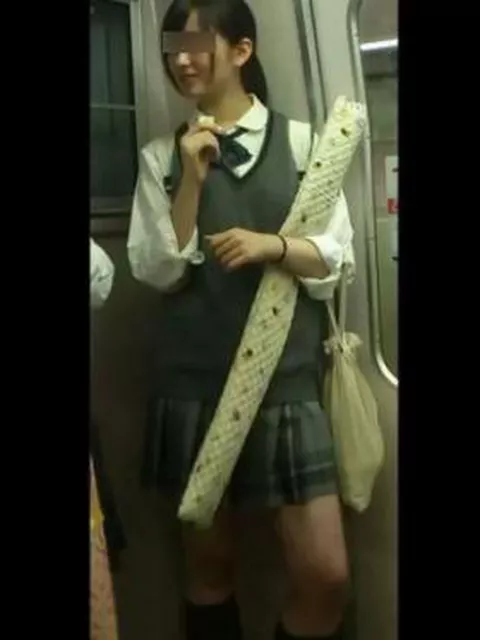 【盗撮】制服で学校も特定！某沿線の電車内で美少女すぎてパンチラを撮影されたハーフ女子校生がヤバイｗｗｗ
