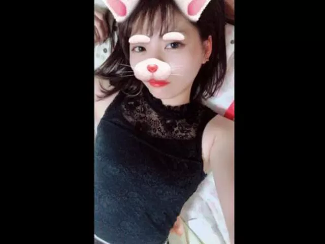 【自撮り女子】動画あり！現役看護師の激カワお嬢さんがちょっと幼児体系な色白美ボディを晒して挿入オナニー！