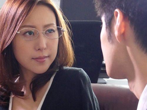 すれ違いの夫は無視して部下の硬い肉棒に酔いしれる巨乳美熟女の不貞妻！松下紗栄子