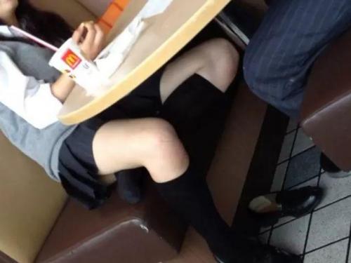 【盗撮】マック手お食事中の清純を描いたような制服女子校生の股間が完全ノーガード状態！