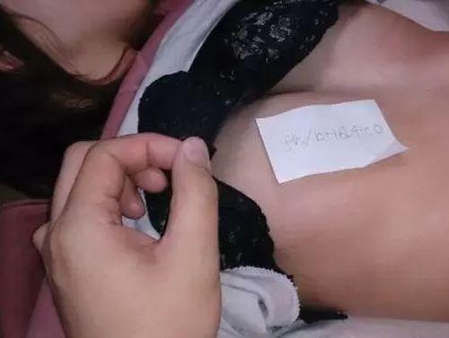 【盗撮】泥酔して醜態をさらすセフレ美少女を全裸にしてチッパイをネット上にさらす鬼畜行為！