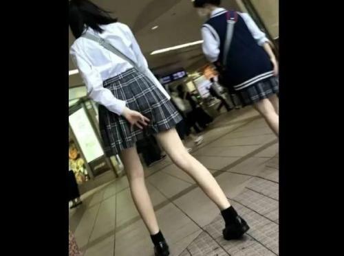 【盗撮】某駅前で通学中の超スレンダー美少女を隠し撮りしたガチ本物パンチラを投稿掲示板で公開！