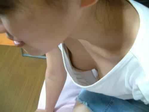 【盗撮】胸チラどころか乳首チラまで複数混入！日常の中で撮影された素人お嬢さんたちの胸元！