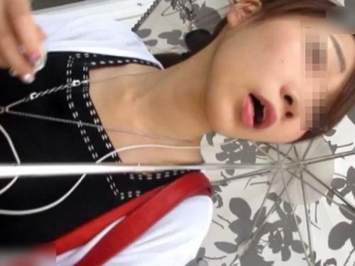 【HQ盗撮動画】いたずらっ子し隊！親切で可愛い美人お姉さんに声掛けした危険人物が禁断の捲りパンチラ！