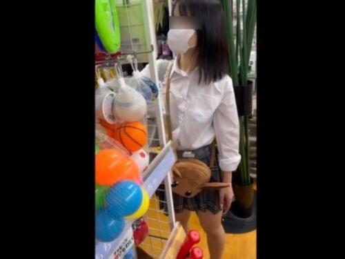 【盗撮動画】二次成長前なのか超細くて華奢な清純美少女のJKのパンチラ隠し撮りすると過激Tバックで肛門露出！