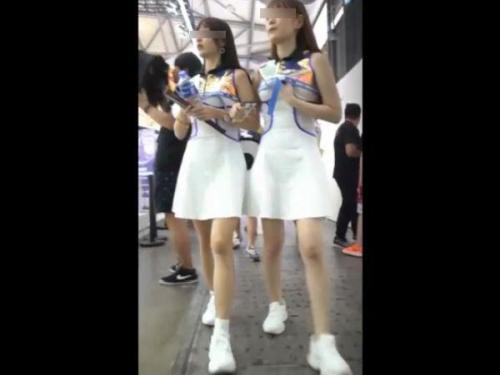 【盗撮動画】アニメフェア会場で美人コンパニオンに付き纏って純白パンティを隠し撮り成功ｗｗｗｗｗｗ