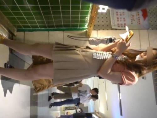 【盗撮動画】陰毛透け透け！めっちゃ美人なギャルのスカート内にスマホを差し込んでパンチラ撮影！