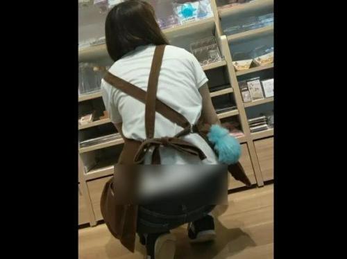 【盗撮】しゃがみ込んで作業中のセリアの女性店員さんが腰パンでパンチラしてるので無断撮影！