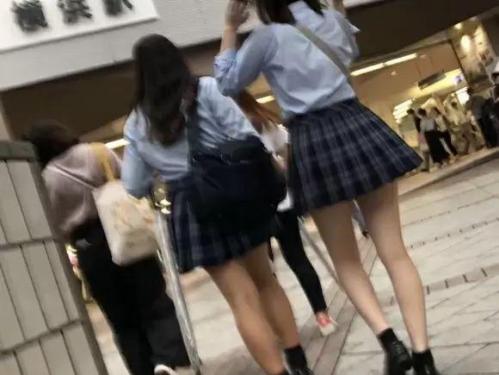 【盗撮】JKの風パンチラ！暴風雨の予報が出ると横浜駅周辺に出没するパンチラ撮り師の功績！