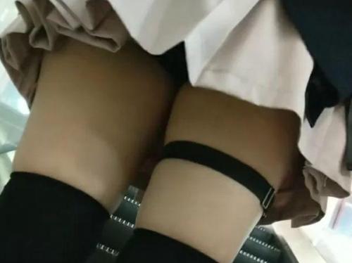 【盗撮】ツインテール地雷系オタク女子のパンチラをエスカレーターの段差を利用して隠し撮り！