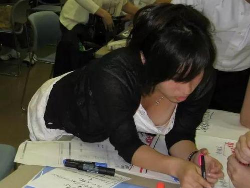 【盗撮】何かに夢中で無防備すぎる胸チラが解禁状態の素人ギャルたちが結構多い件！