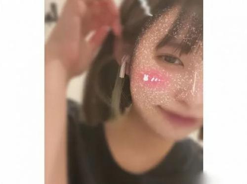 【自撮り女子】激カワ24歳の童顔お嬢さんが丸々とした美乳丸出し指ズボオナニーを自撮り配信！