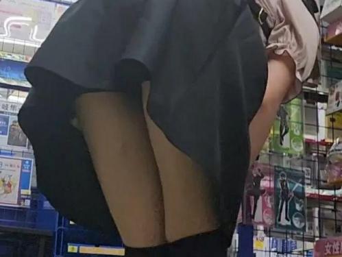 【盗撮】オタクの聖地である某店内でニーハイ女子に粘着して前かがみパンチラを激写！
