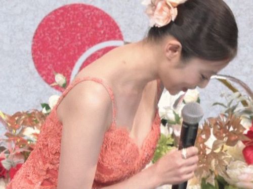第76回NHK紅白歌合戦、今田美桜が屈んで巨乳谷間おっぱいを晒す