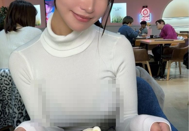 【画像】えっちな人妻、パンチラ･透けブラしたままインスタ投稿してしまうｗｗｗｗｗｗｗｗｗ