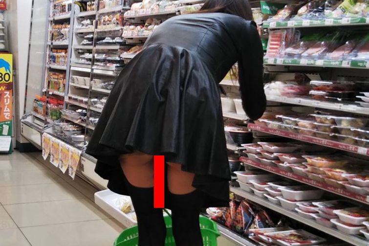 【画像】コンビニで美女のスカート内を盗撮したら、トンデモナイものが写ってしまうｗｗｗｗｗ