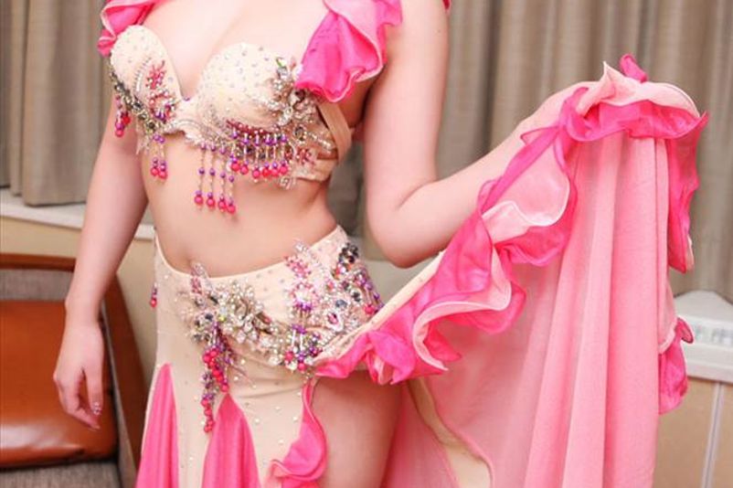 【工ロ注意】ベリーダンサーのパックリ開いたマ〇コ、工ロすぎだろｗｗｗｗｗ