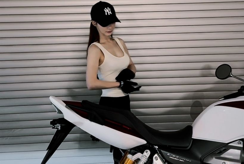 【画像】ダレノガレ明美さんの大型バイク、かっこいいｗｗｗｗｗｗｗｗｗｗｗｗｗｗｗ