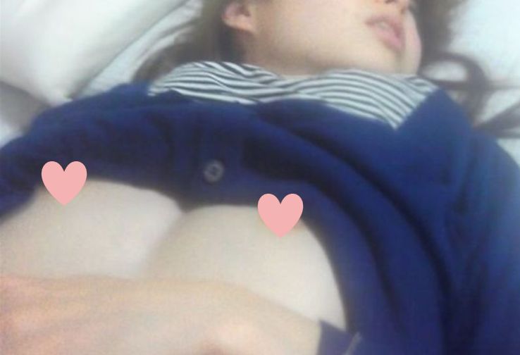 【画像】寝てる彼女のおっぱいの撮影に成功ｗｗｗｗｗｗｗｗｗｗｗｗｗ