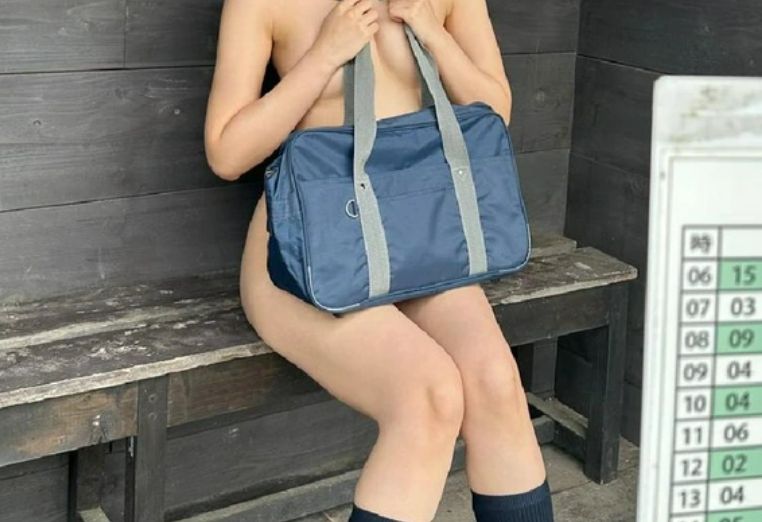 【画像】田舎のバス停に全裸の女が居たんだがｗｗｗｗｗｗｗｗｗｗｗ