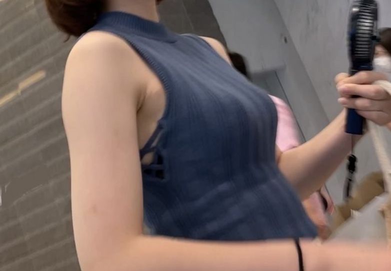 【画像多】ノースリーブ横乳ワキマ ンコ丸出し女さんｗｗｗｗｗｗ