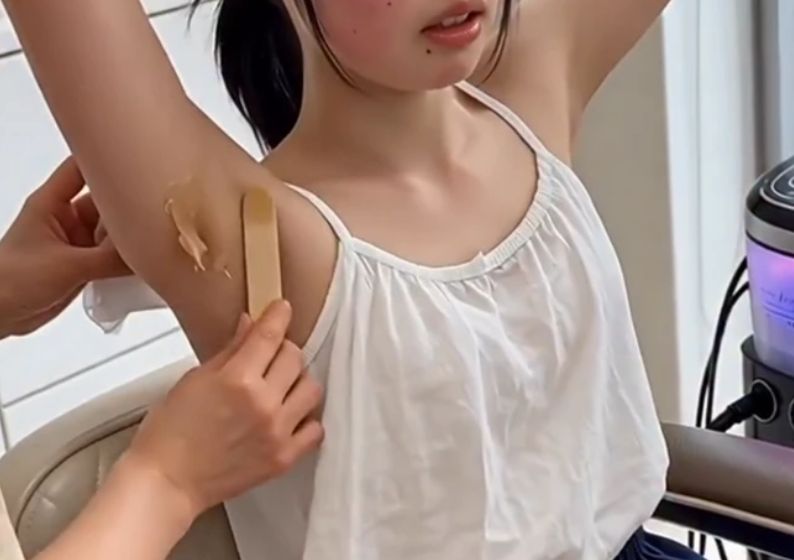 【画像】女子 高生が腋毛を処理している様子が流出してしまうｗｗｗｗｗｗｗｗｗｗｗ