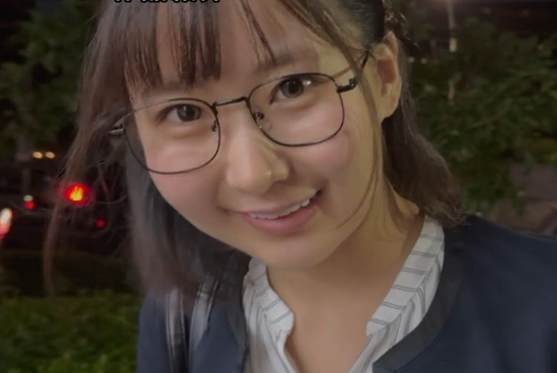 【画像】地味メガネ巨 乳とマッチングした結果・・・クッソ工ロかったんだがｗｗｗｗｗｗｗ