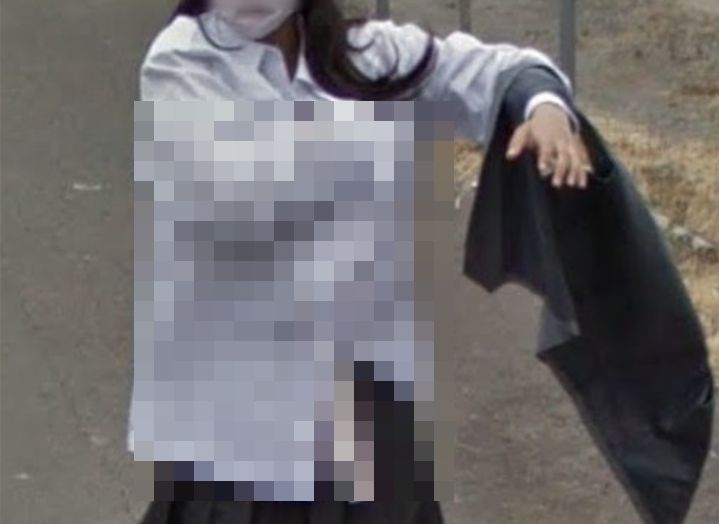 【画像あり】グーグルマップに服がはだけて、ブラジャー丸見えになってる女子学生が発見されるｗｗｗｗｗｗ