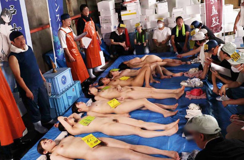 【鬼畜】女性が売られている ”女体市場” に潜入‼ そこには女を買い漁る男たちの姿が！！！