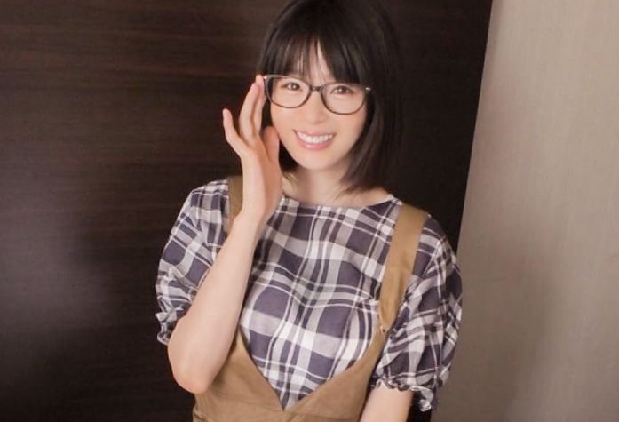 【工ロ注意】黒縁メガネが似合う愛嬌抜群のお姉さん、お尻が素晴らしいｗｗｗｗｗｗｗｗ