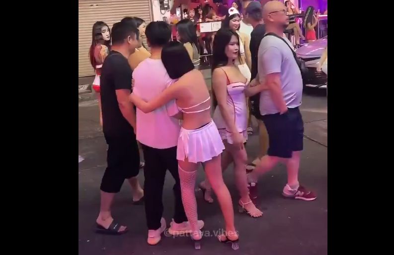 【動画】タイの繁華街、工ロ過ぎwww工ッチ女が抱きついてくるんだがｗｗｗｗｗｗ