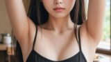 【AI腋毛画像】キャミソール姿のAI美女の腋毛をカフェで見る
