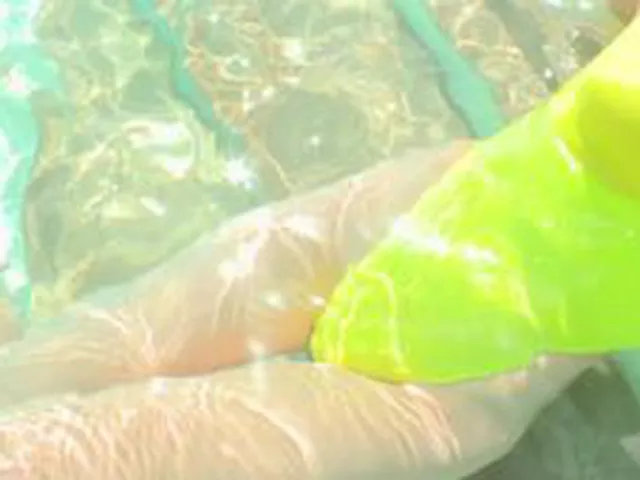 【アイドル】高身長モデルの蛍光イエロー競泳水着に癒される????水中カメラ×ローアングル【真島なおみ】