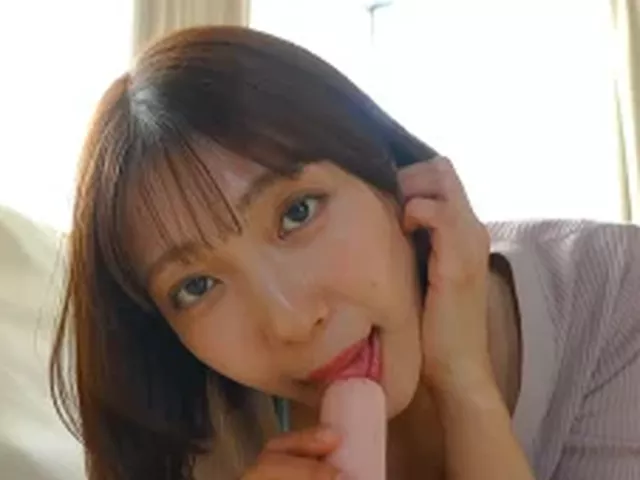 【麻倉まりな】オナニーを見せ、固くした肉棒をパクリ。そんな若奥様は、美しく髪を掻き上げながら旦那のためにフェラの技術を磨くのです。これぞ理想の夫婦の形。