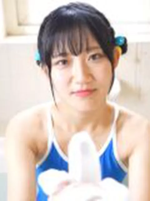 【明川花音】子犬のような目つきでコチラの心を射抜きながら手コキ！くちゅくちゅと両手で擦り上げる仕草は、絵に書いたような可愛らしさ。
