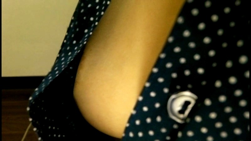 完全に今夜のおかず！女性の胸元からおっぱいが見えてしまう瞬間がコチラ！