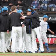 レイエスと宮城が試合中にまさかの握手！新庄監督も驚いた“ほっこり交流”が話題に
