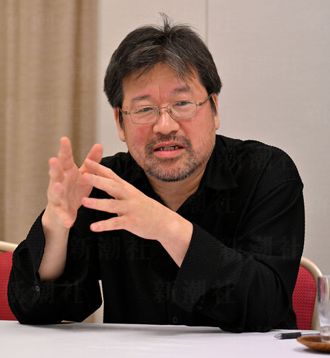 視線を避ける仕草から見えた　佐藤二朗が耐えた現場の人間関係の機微