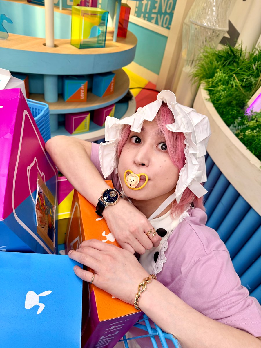 え、佐久間がガチ赤ちゃん化!? 高級ロレックス×おしゃぶり×よだれかけ姿がヤバすぎてSnow Manファン発狂