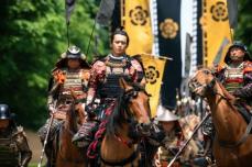 大河ドラマでまさかのアニメOP!? 『豊臣兄弟』冒頭1分の“二匹の猿”にネット大混乱…泥大根かじるシーンで96年『秀吉』思い出して震えた！演出の狙いが天才すぎる