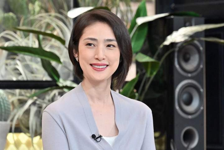 【驚き爆笑！】天海祐希58歳、白髪隠さずTVで新見せ方→SNS好感度爆上がりw