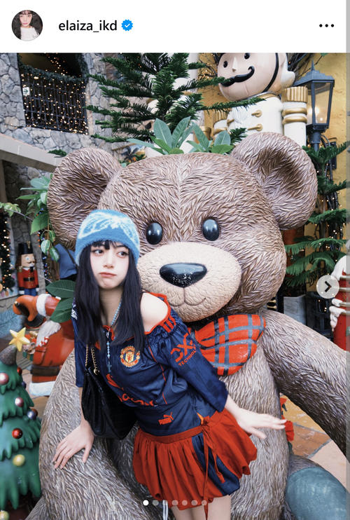 池田エライザ、マンUトップス×真っ赤ミニスカで“撃ち抜かれる美脚”炸裂！ まじ天使すぎる沖縄ショット