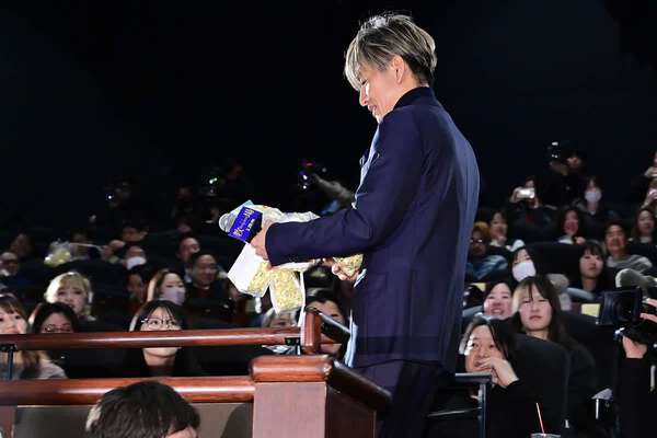 【キムタクの神対応にファン悶絶】木村拓哉、5時間映画見た観客400人に自らポップコーン手渡し！「人生の5時間をくれたお礼に」