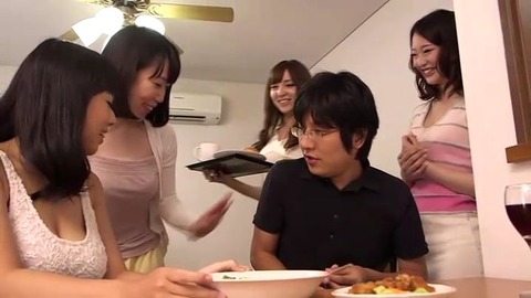 暇を持て余す欲求不満な人妻が昼から酒を飲んでママ友会！そこへ受験の為、居候する事になった甥っ子が。さて、どうなる？ 前半