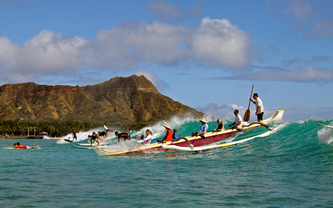 ワイキキビーチで体験するアウトリガーカヌー：ハワイのライフスタイルを満喫しよう