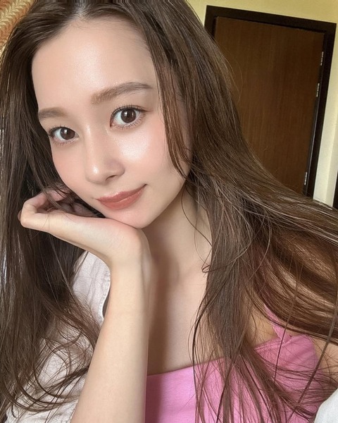 山本由伸と熱愛説のテラハ美女＆フジ社長批判モデル！Niki＆長谷川が年始のハワイで話題沸騰のバカンス