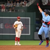 【途中出場から一発！】岡本和真、ベンチスタートから衝撃の24号、バックスクリーンへ豪快ソロ… 球団新人記録タイ＆日本人ルーキー新記録更新！
