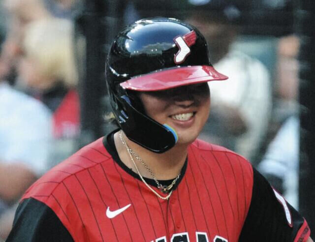 【21・22号…完全復活の2発！】村上宗隆、親孝行炸裂弾…ボブルヘッドデー＆両親始球式で2発6打点「父ちゃん母ちゃんやったよー！」
