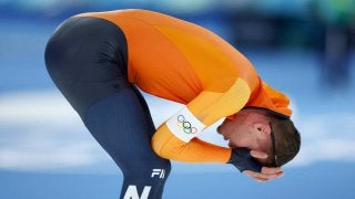 【ミラノ五輪…激怒、抗議、涙も出ない！】オランダ金候補が中国選手に「メダル奪われた」と鬼の形相で背中叩き…再レースも失速メダル逃す！