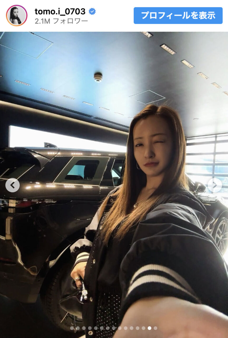 【話題…ともちんの愛車！】「車内土禁」宣言、板野友美が660万円超のレンジローバーイ・ヴォークお披露目…ブラックカスタム＆めんどくさ可愛いルーティーンに反響！